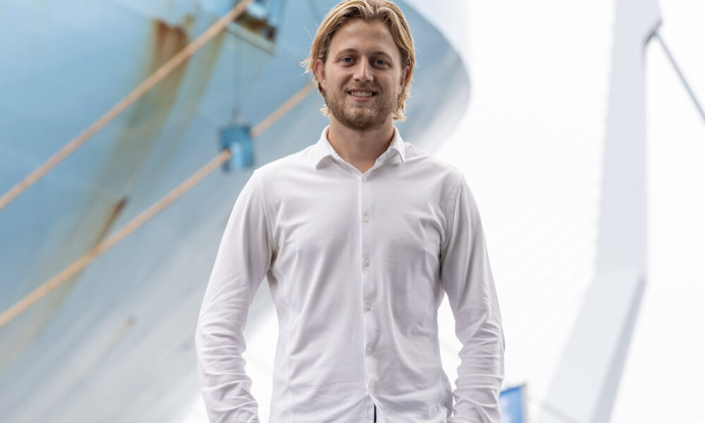 Wietse Bruinsma met Maersk schip in Rotterdam